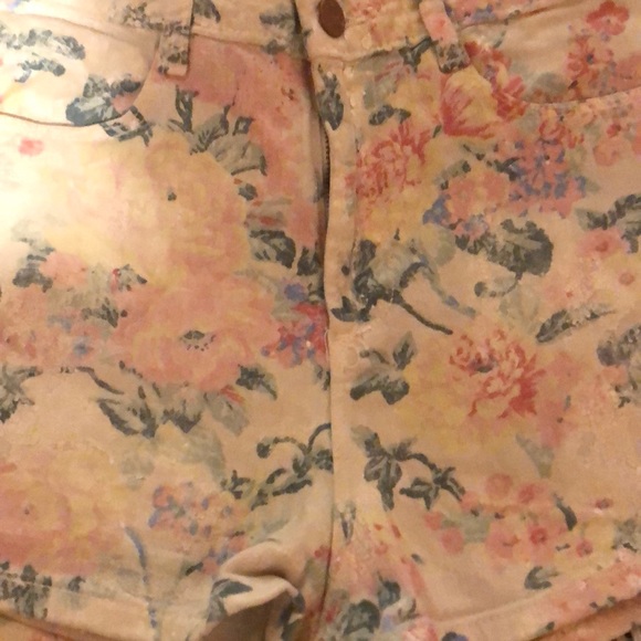 Flowery topshop shorts - Picture 3 of 8